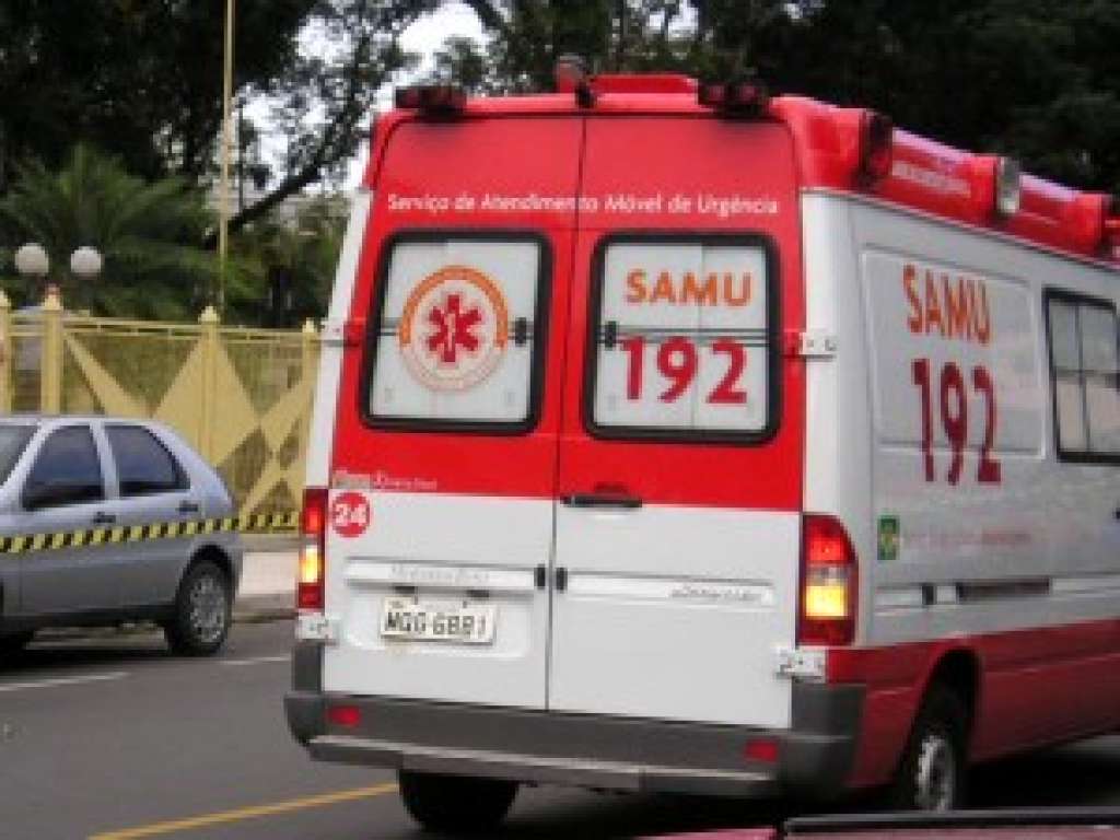 Batida entre carro e ônibus deixa 3 feridos Salvador