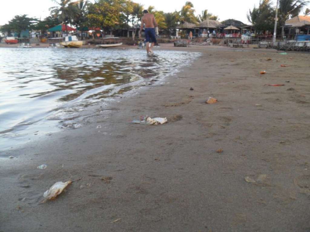 Polícia Federal acusa Embasa de poluir praia há dois anos
