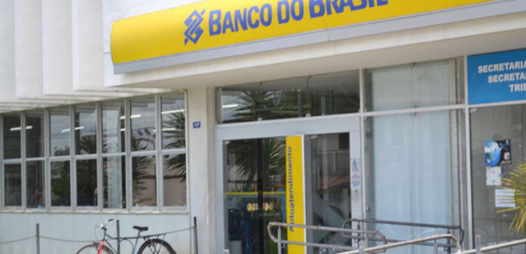 Mulher tem chaves do carro e celular roubados dentro de banco em Lauro de Freitas