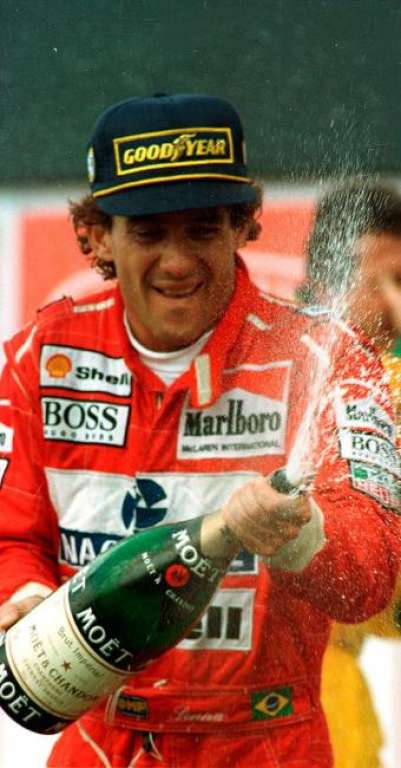 Luvas usadas por Ayrton Senna são leiloadas por R$ 65 mil