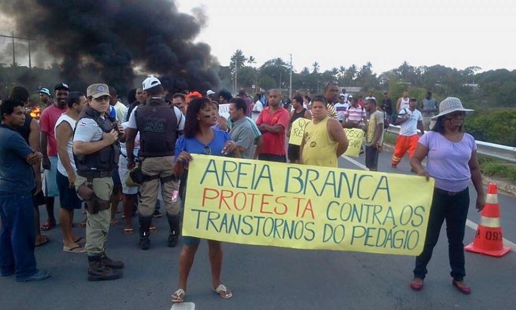 Lauro de Freitas: Manifestantes abrem as cancelas da praça de pedágio e centenas de carros passam sem pagar