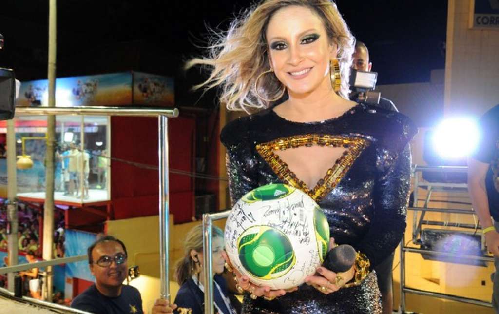 Bola ‘Cafusa’ ganha autógrafos de Daniela Mercury e Claudia Leitte