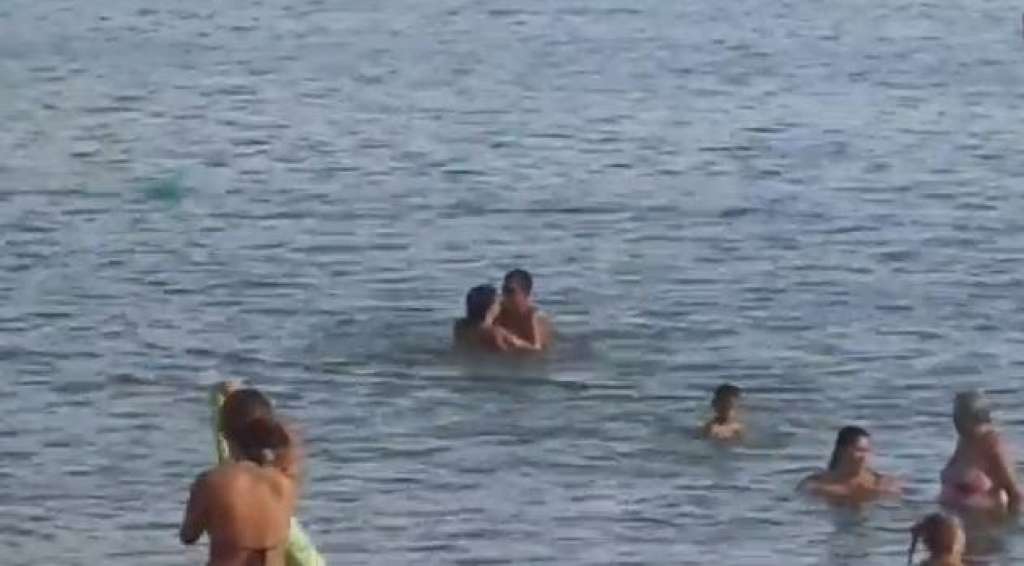VÍDEO: Casal é flagrado fazendo sexo em praia e vai parar em delegacia