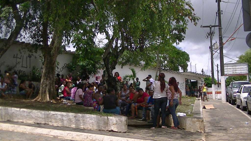 Matrícula: Pais dormem na fila do Colégio Estadual Aberto Silva em Simões Filho
