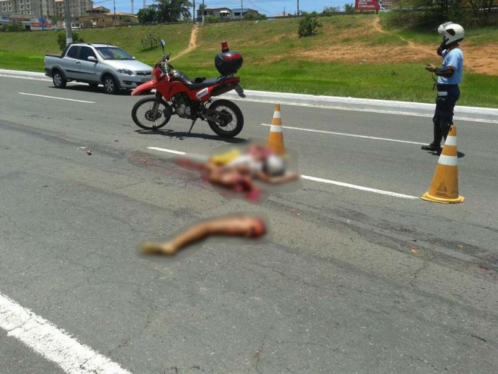 Caminhoneiro diz que moto tentou ultrapassar antes de acidente na Paralela
