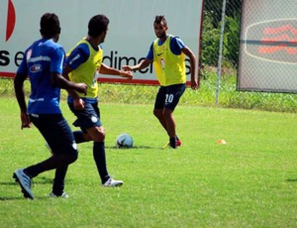 Bahia estreia no Campeonato Baiano com dois atacantes a menos
