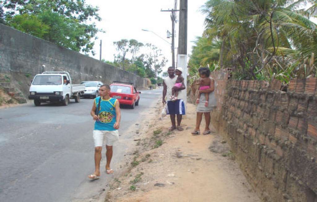Denuncia: Calçadas em Lauro de Freitas em estado precário dificulta locomoção