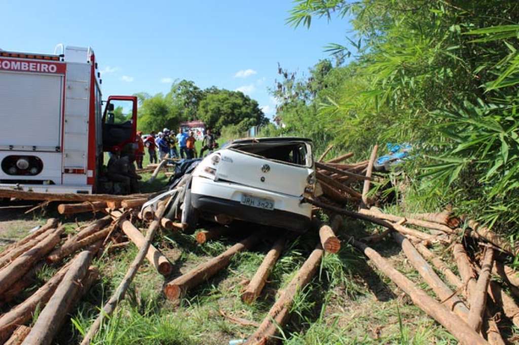 Mata de São João: Carreta de madeira tomba e deixa três mortos na BA-093