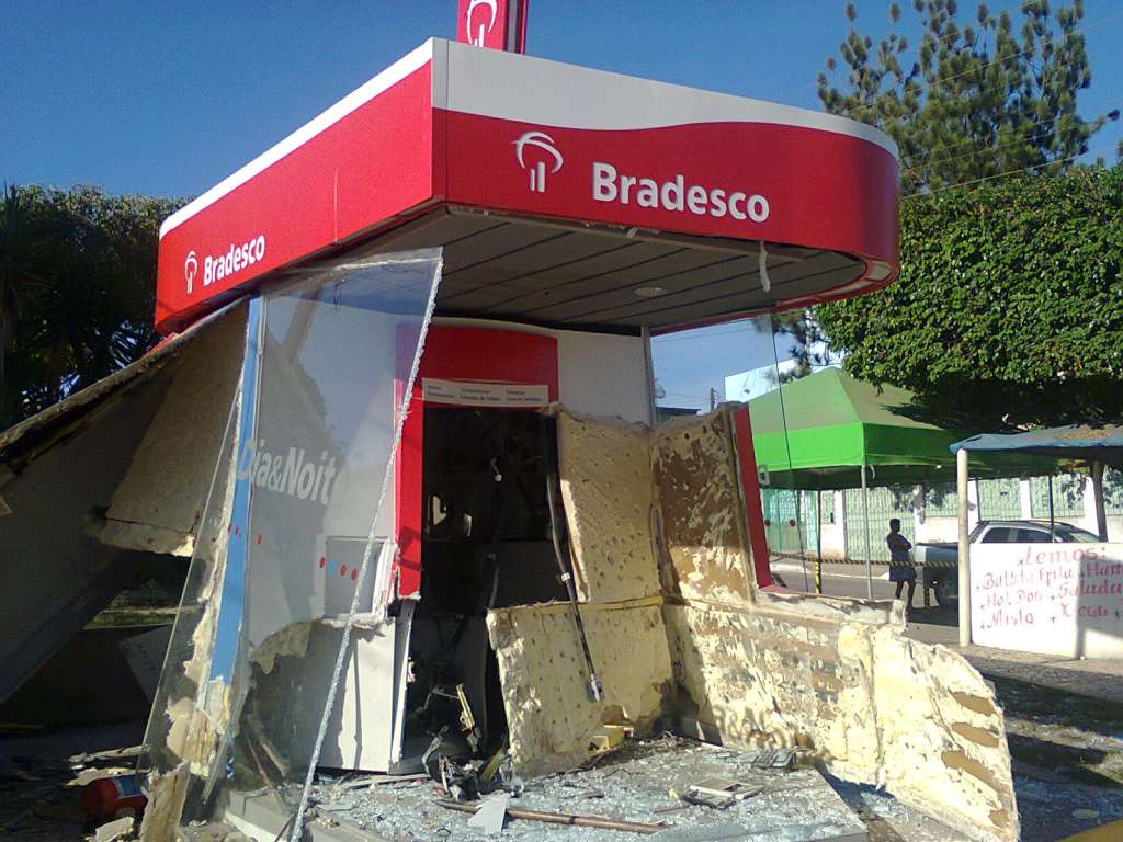 Bandidos explodem caixa eletrônico de banco em Camaçari