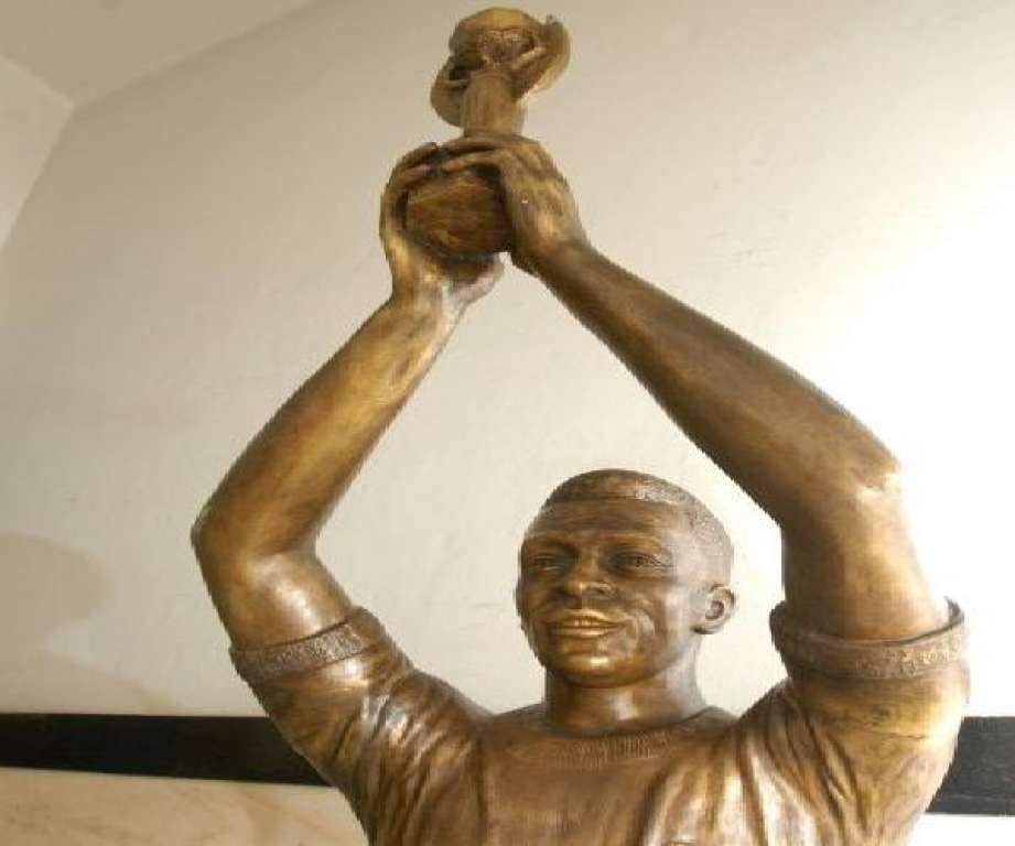 Recuperada, estátua de Pelé deve voltar para Fonte Nova