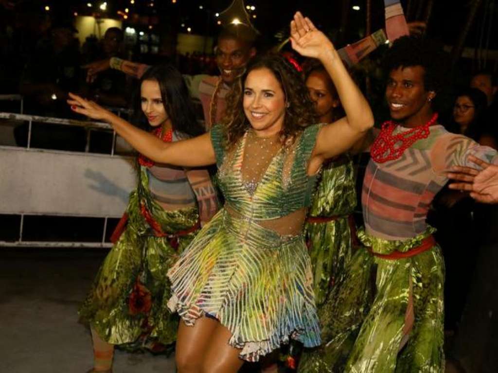Aos gritos de “Maria Sapatão”, Daniela Mercury se apresenta no Rio