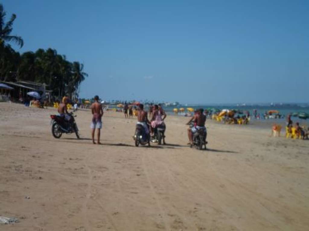 Praias em Itaparica viram pista para motoqueiros arriscarem a vida alheia