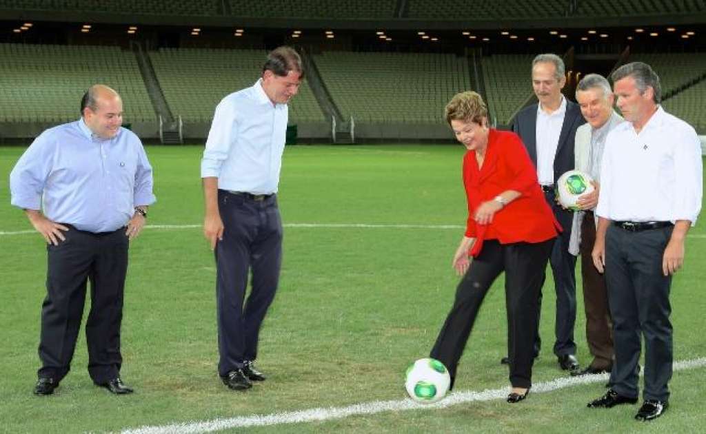 Dilma dá pontapé inicial e inaugura Arena