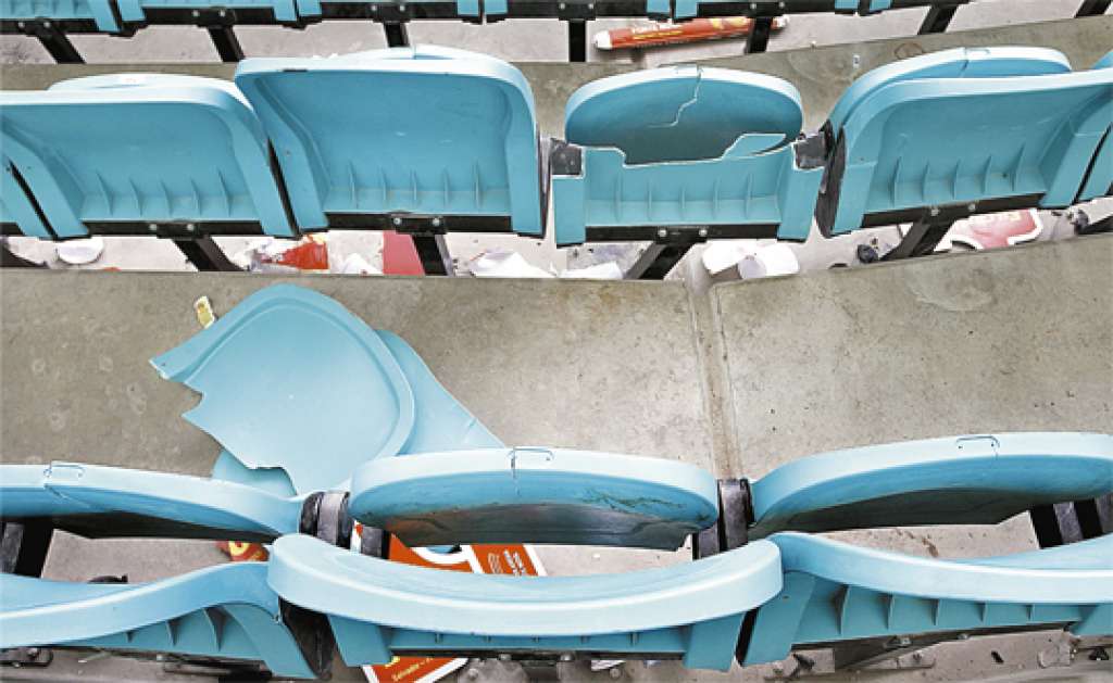 Faltou educação: torcedores quebram cadeiras e sujam Arena Fonte Nova