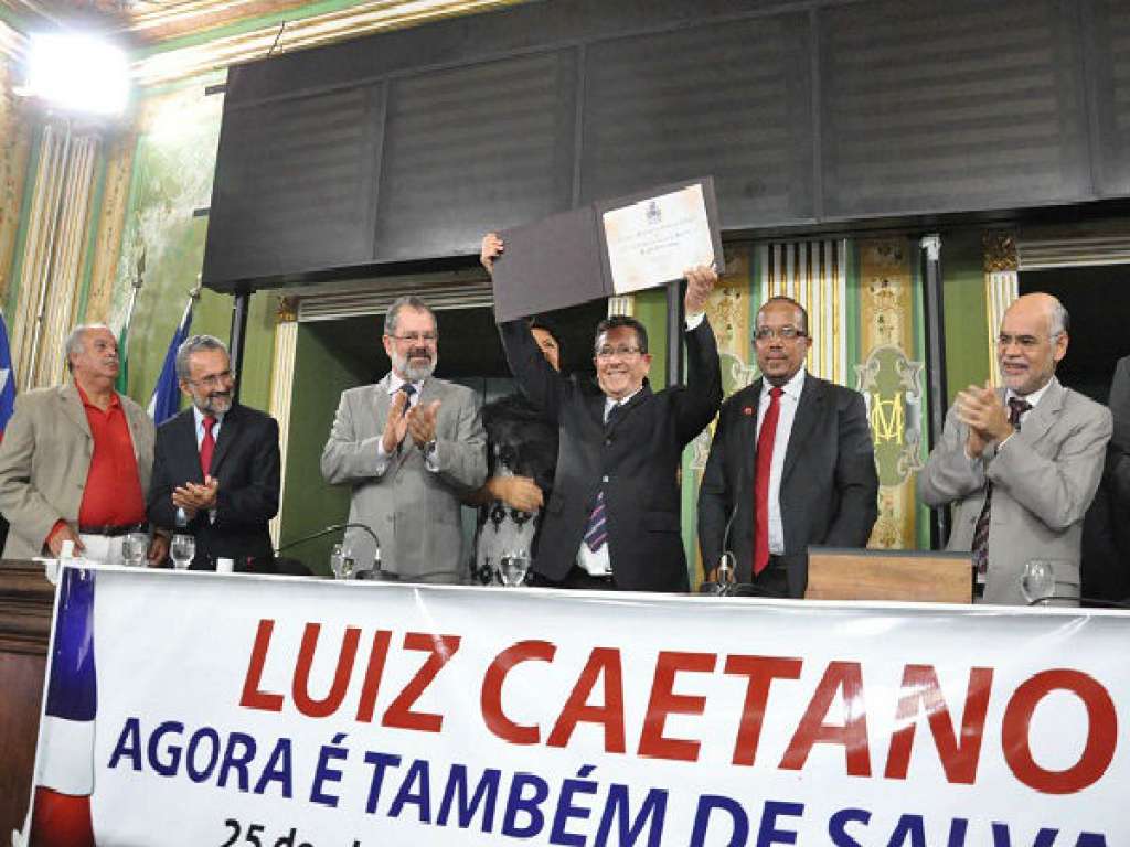 Luiz Caetano recebe título de cidadão soteropolitano