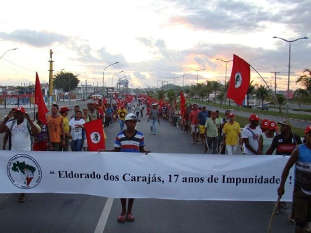 Cerca de 5 mil integrantes do Movimento Sem Terra acompanham a Marcha