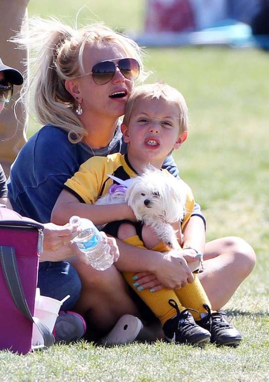 Britney Spears assiste à partida de futebol dos filhos