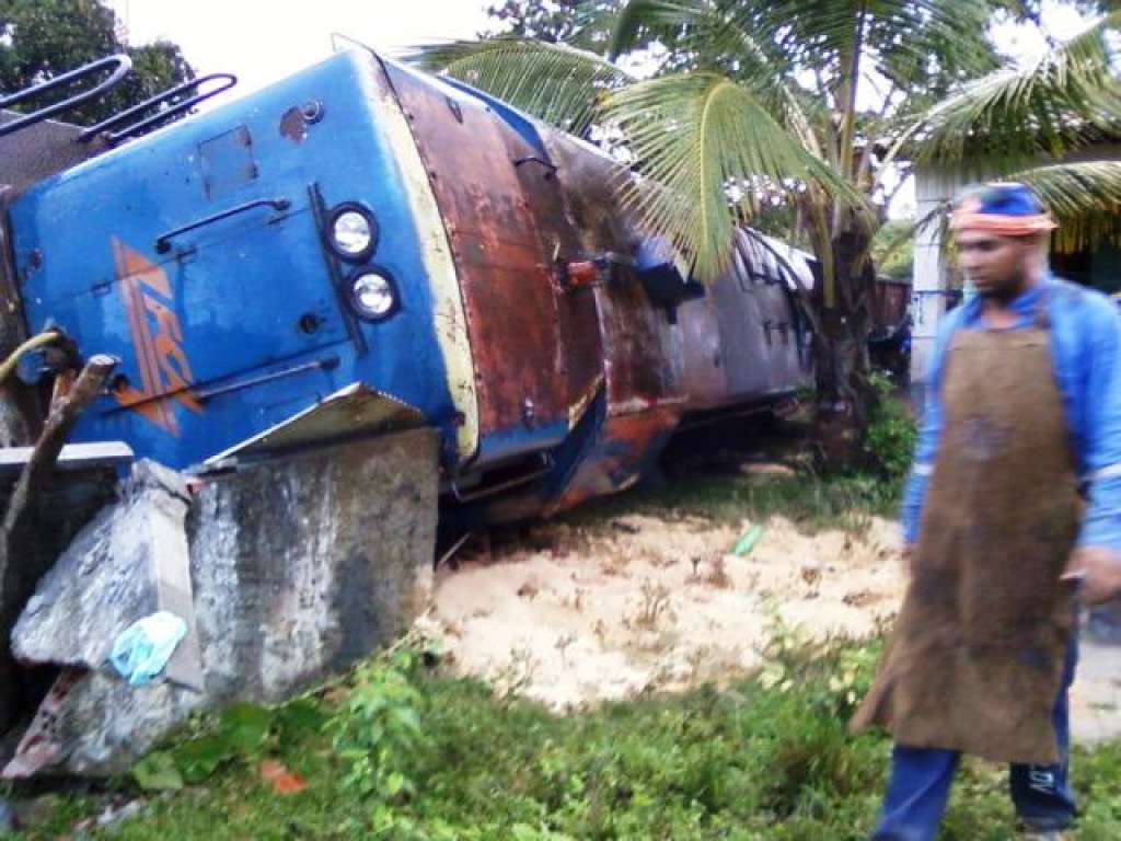 Simões Filho: Trem sai do trilho e vagões tombam no Distrito de Mapele