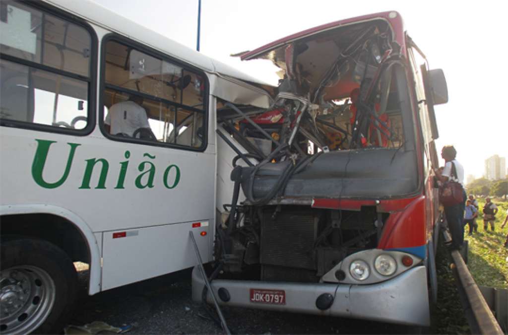 Motorista de ônibus estava em alta velocidade em acidente que matou cinco