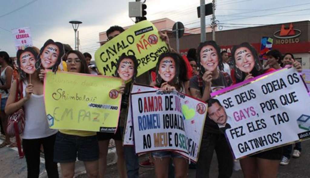 Máscara com a cara de Daniela Mercury é usada em protesto