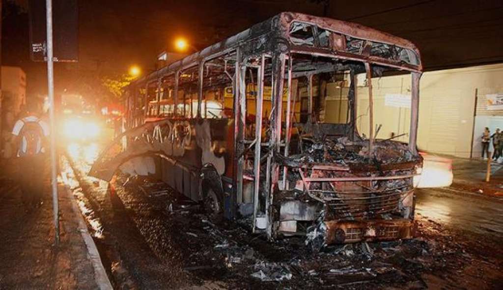 Mulher é morta em tiroteio, moradores acusam polícia e queimam ônibus em São Rafael