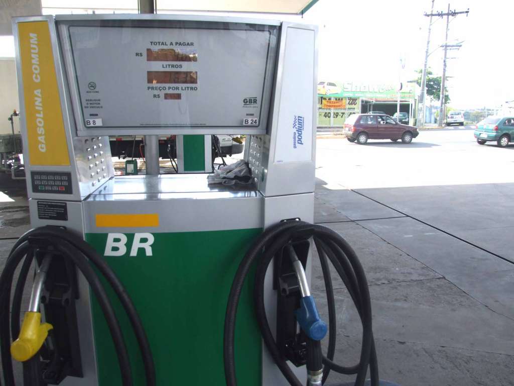 Gasolina fica até 50 centavos mais cara nos postos em Salvador