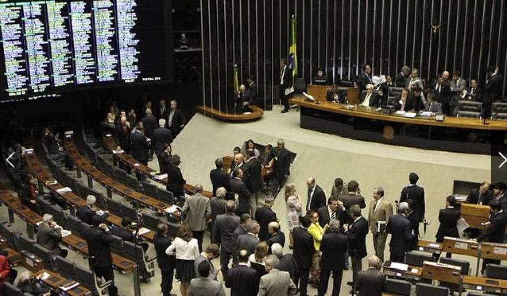 Oposição contabiliza apoios à CPI da Petrobras; PT tenta derrubar iniciativa