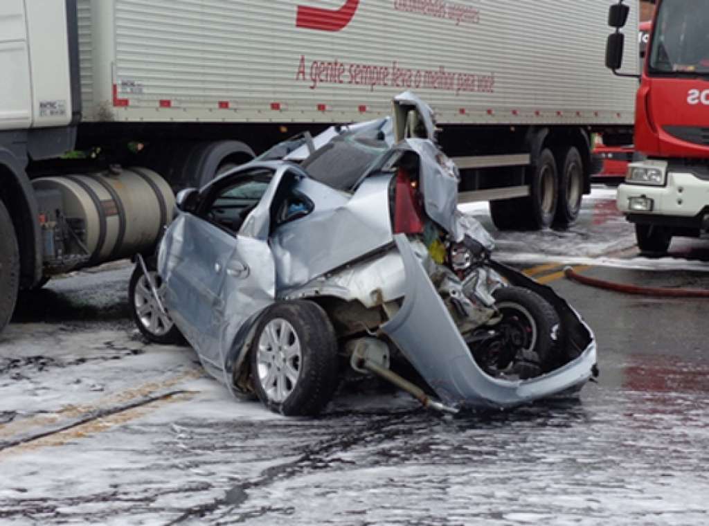 Feira de Santana: Carro fica destruído depois de batida com caminhão