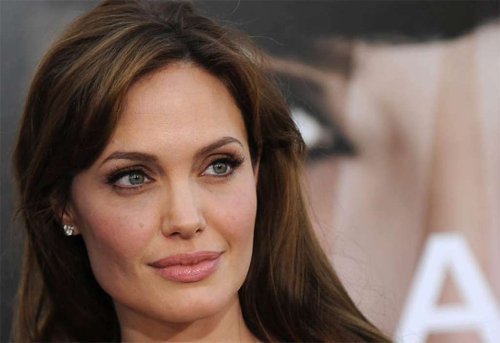 Angelina Jolie sofre acidente de carro em Los Angeles