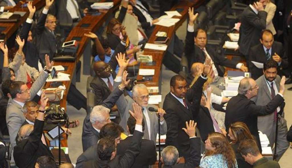 Senado inicia sessão e tem até a meia-noite para votar MP dos Portos