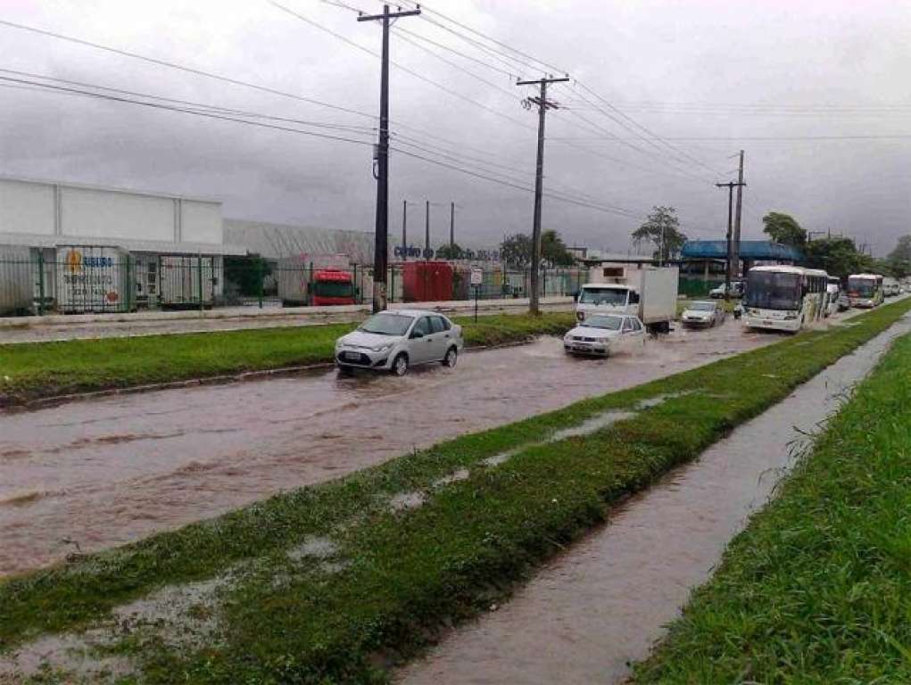 Chuva prejudica o trânsito em várias partes da cidade