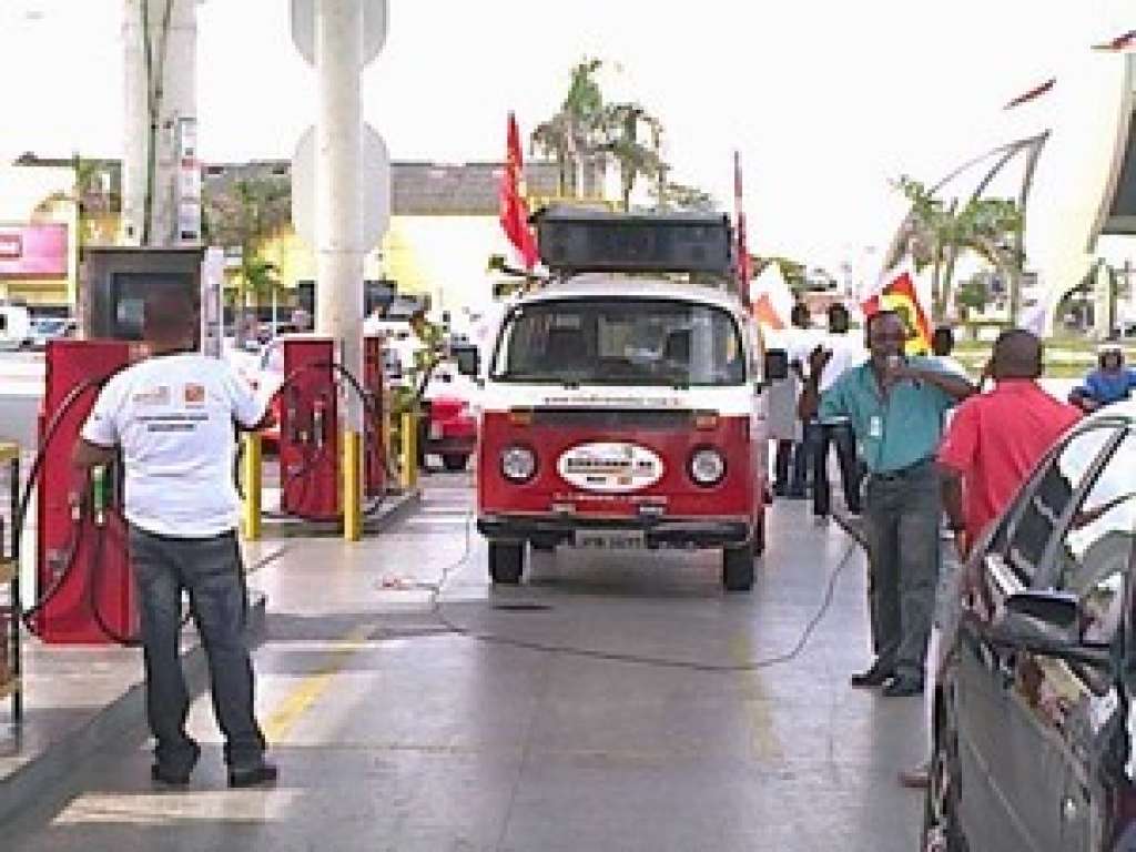 Funcionários de postos de combustíveis fazem manifestação em Salvador