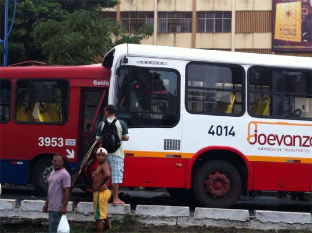 Acidente envolvendo 2 ônibus deixa 10 pessoas feridas