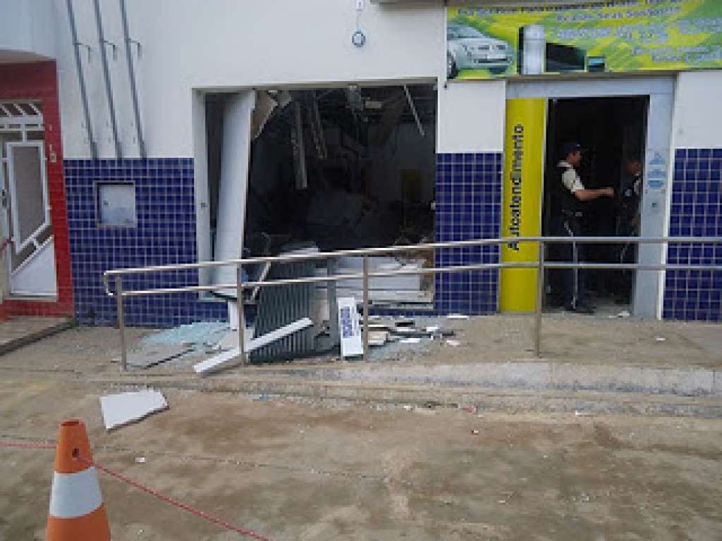 Bandidos explodem dois caixas eletrônicos do BB na cidade de Mirangaba