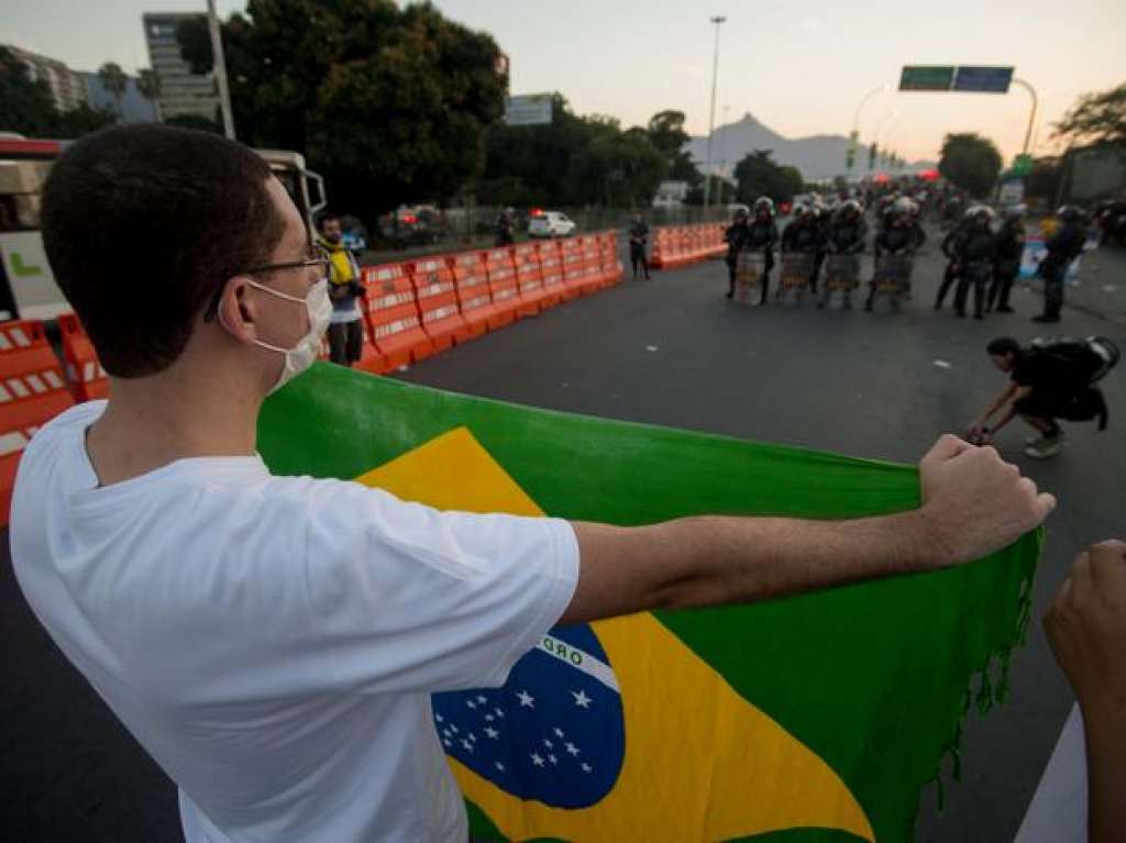 Brasil x México transcende futebol e recoloca Seleção em ambiente político