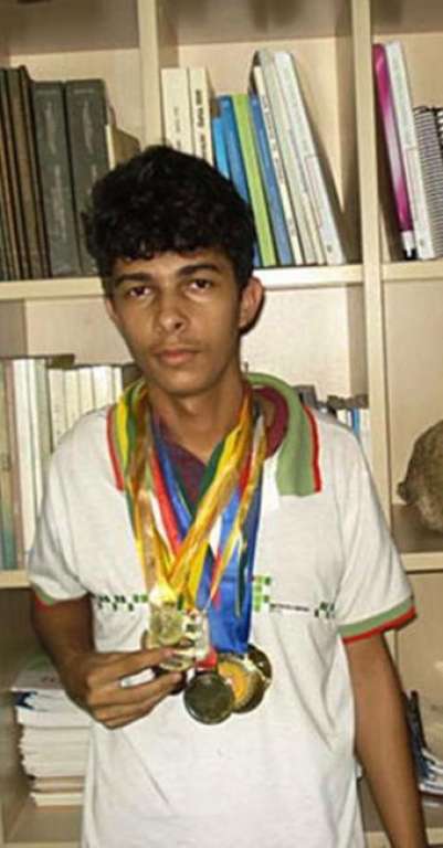 Estudante de Simões Filho ganha medalha de ouro na Olimpíada de Matemática