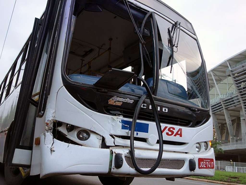 Acidente entre dois ônibus deixa 21 passageiros feridos