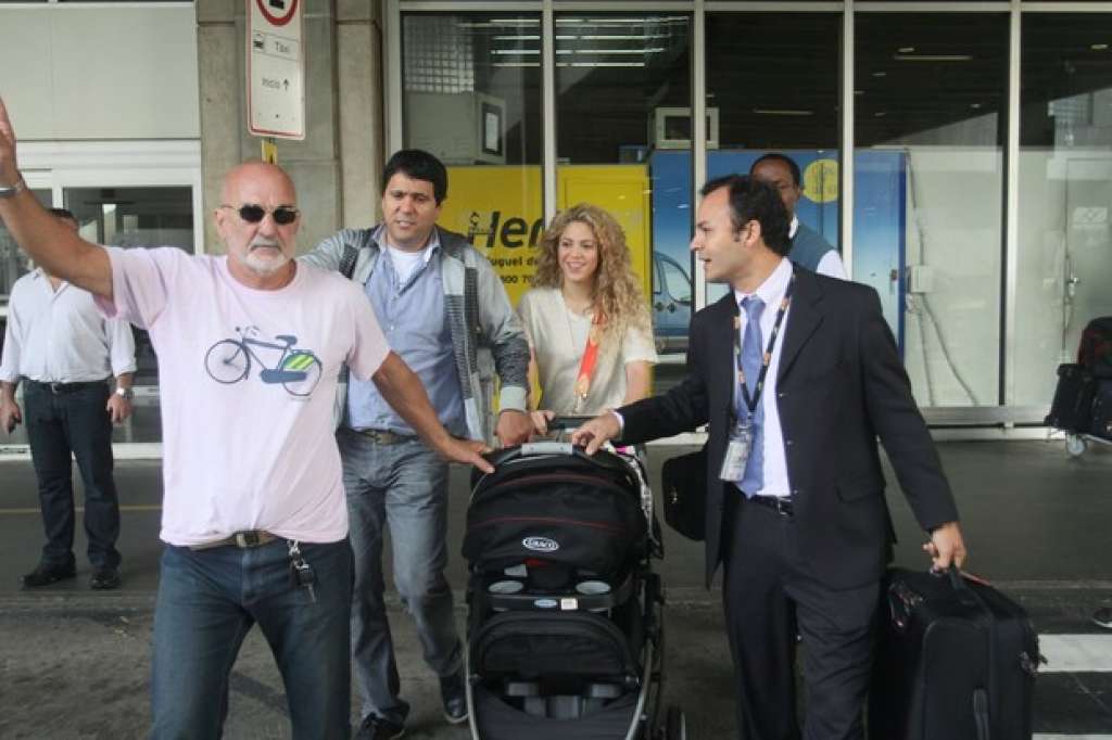 Shakira desembarca com o filho no Rio para assistir a jogo do marido