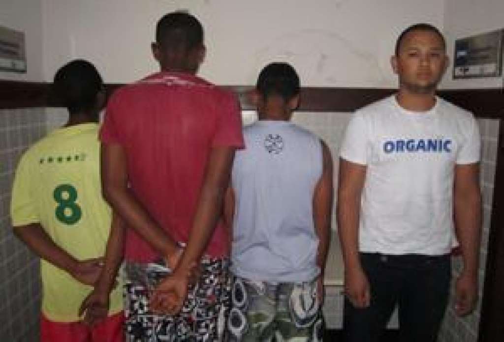Jovem é preso e três menores são apreendidos em Camaçari