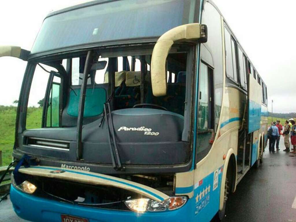 Acidente com ônibus na BR-324 deixa 12 pessoas feridas