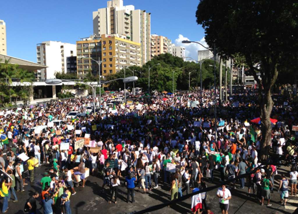 Multidão lota Campo Grande no Dia do Samba