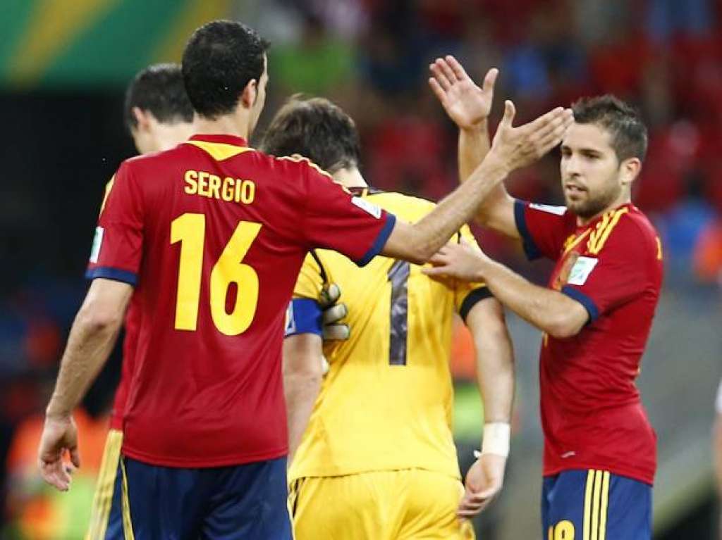 Espanha domina Uruguai e confirma favoritismo em estreia