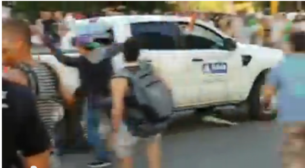 Vídeo: Em carro oficial do Governo homem dispara vários tiros durante manifestação em Salvador
