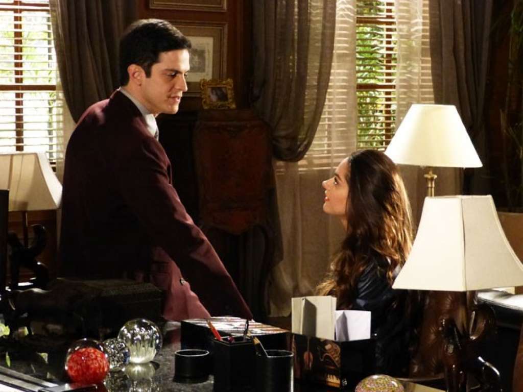 Félix promete ajudar Leila a convencer Thales a se casar com Nicole