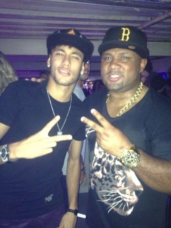Sem Bruna, Neymar curte baile de funk carioca