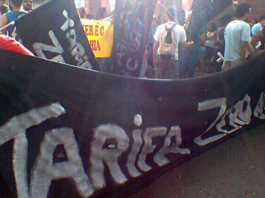 Grupo realiza protesto durante festejos do Dois de Julho em Salvador