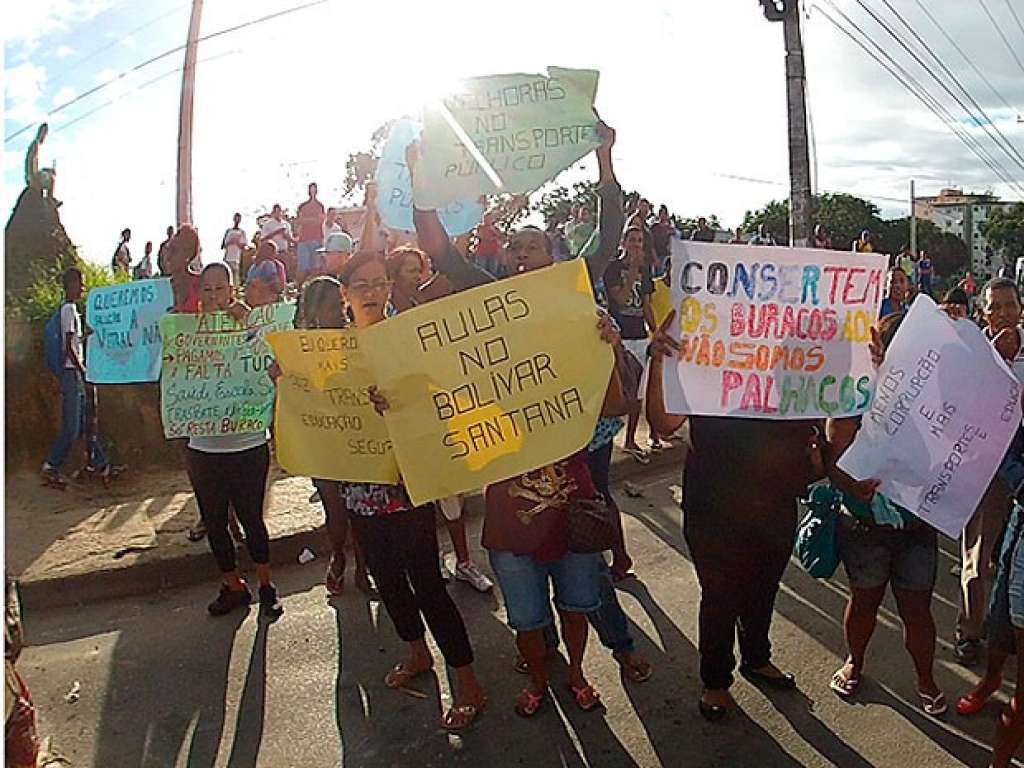Moradores fecham rua em protesto em Nova Sussuarana, Salvador