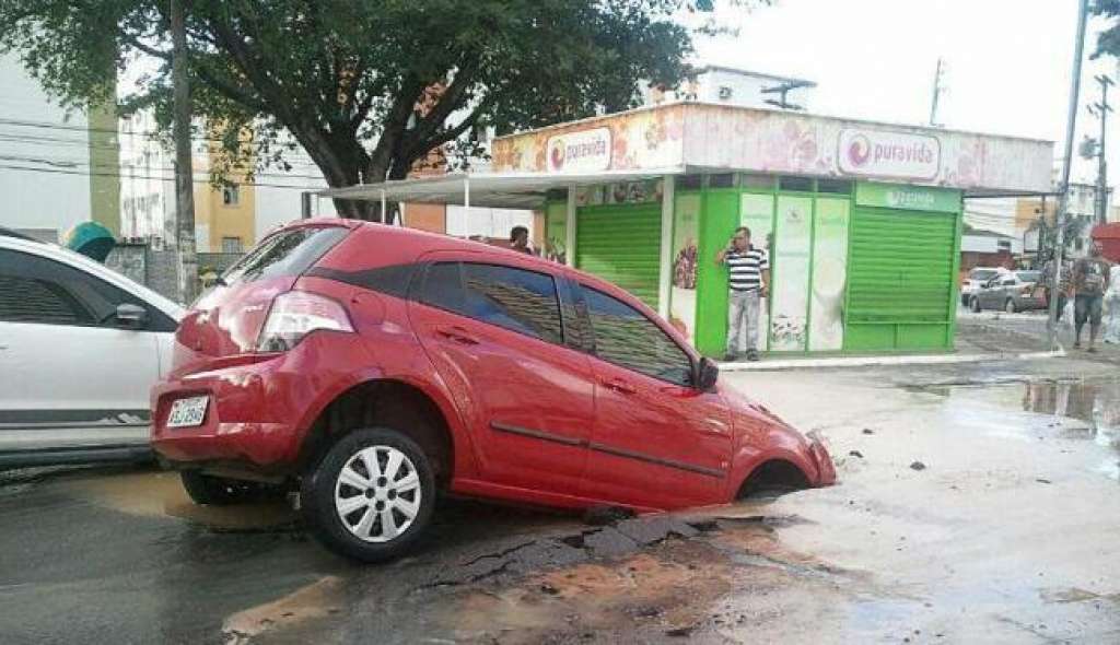 Buraco ‘engole’ carro no bairro do Imbuí em Salvador