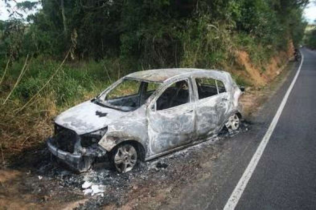 Carro usado em assalto é queimado por bandidos