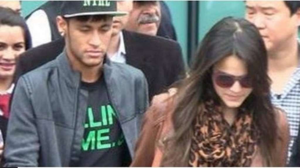 Neymar leva a namorada Bruna Marquezine para jogo contra os amigos de Messi